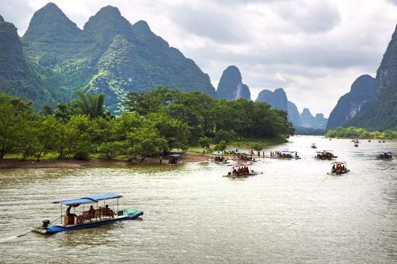 Where do cruises on the Li River start?