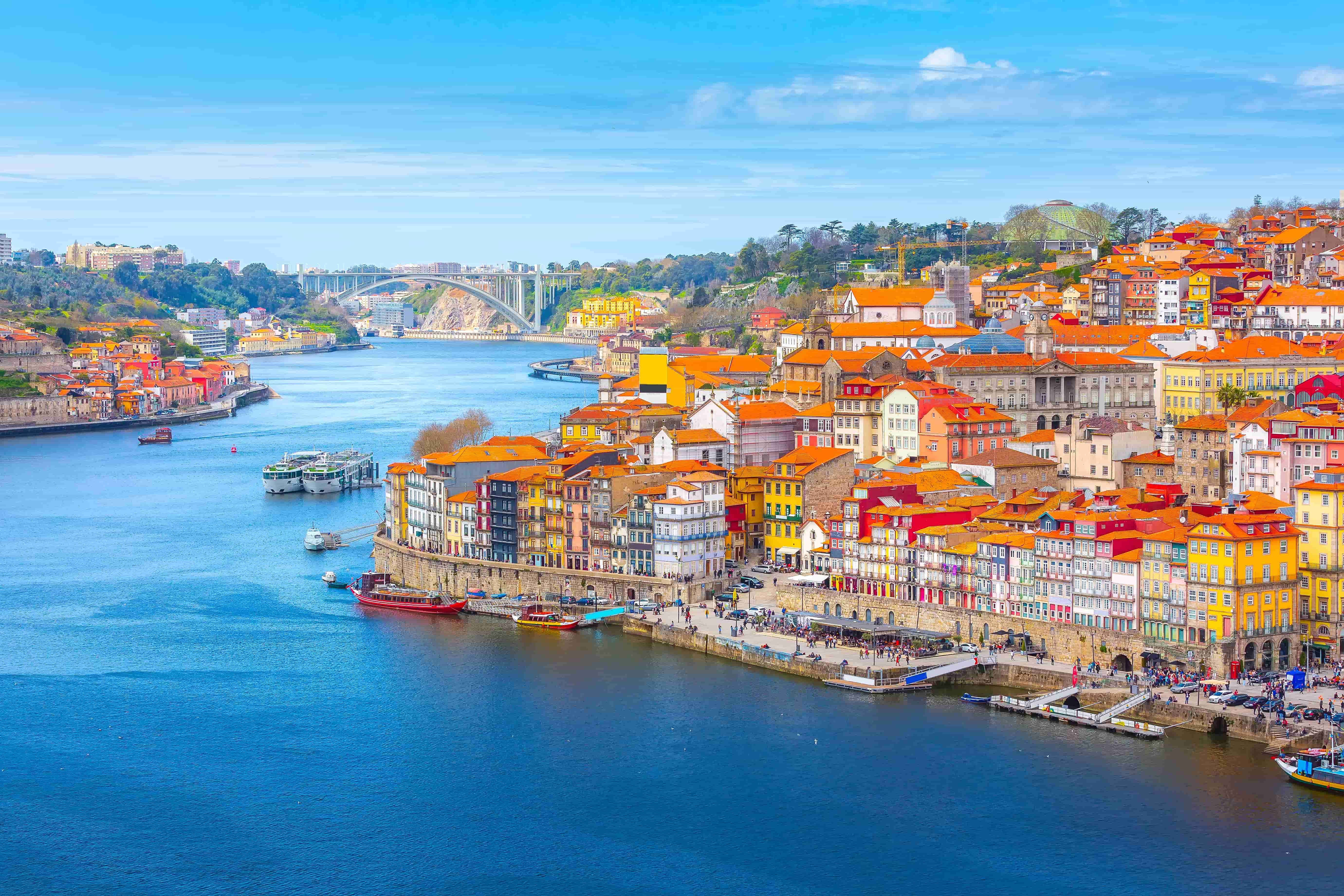 How many bridges cross over the Douro River in Porto?