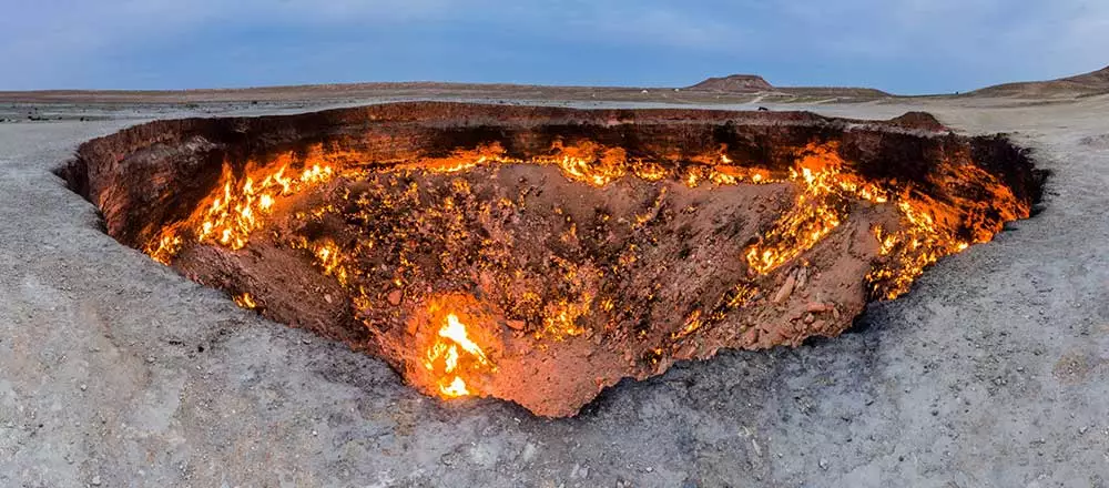 What country in Central Asia is home to the famous Darvaza Gas Crater also known as the 'door to hell'?