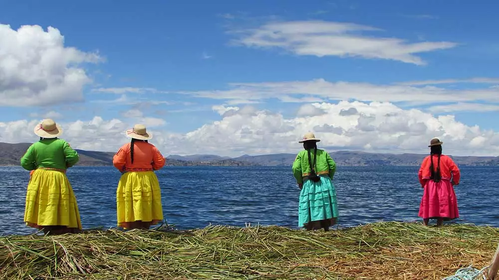 What is the name of the lake in Peru that is home to a number of islands and set right next to Puno?