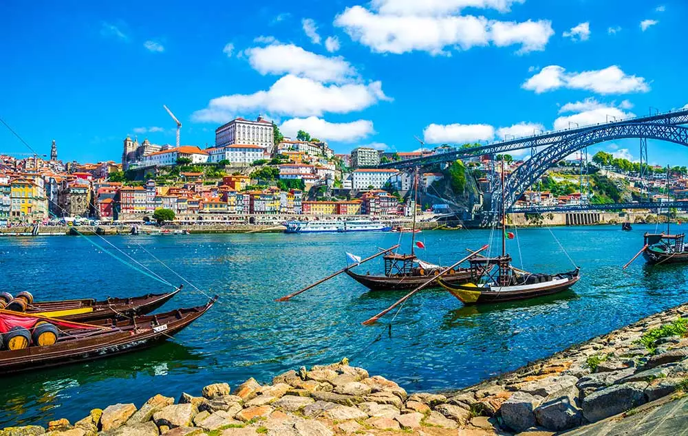 How many bridges pass over the Douro River?