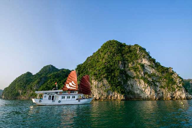 For those who prefer the freedom to explore Halong Bay in privacy, we can offer a selection of private 1, 2 and 3-cabin luxury yachts, with customisable 2 and 3-day itinerary options.&nbsp;